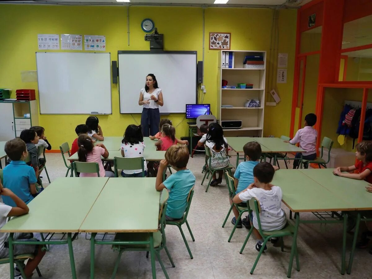 Начальные школы в испании эстетика. Дети в классе. Классы в испании. Классы в испании. Испанская школа.