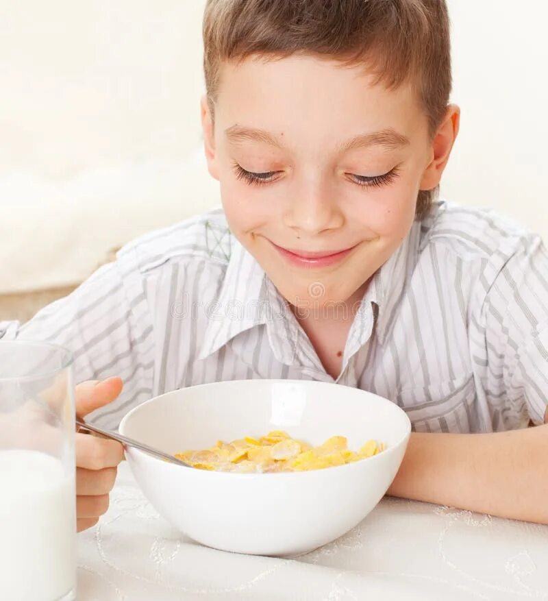 Завтрак для ребенка с молоком. Ребенок ест хлопья с молоком. Хлопья с молоком ест мальчик. Мальчик с хлопьями. Завтрак с молоком детский