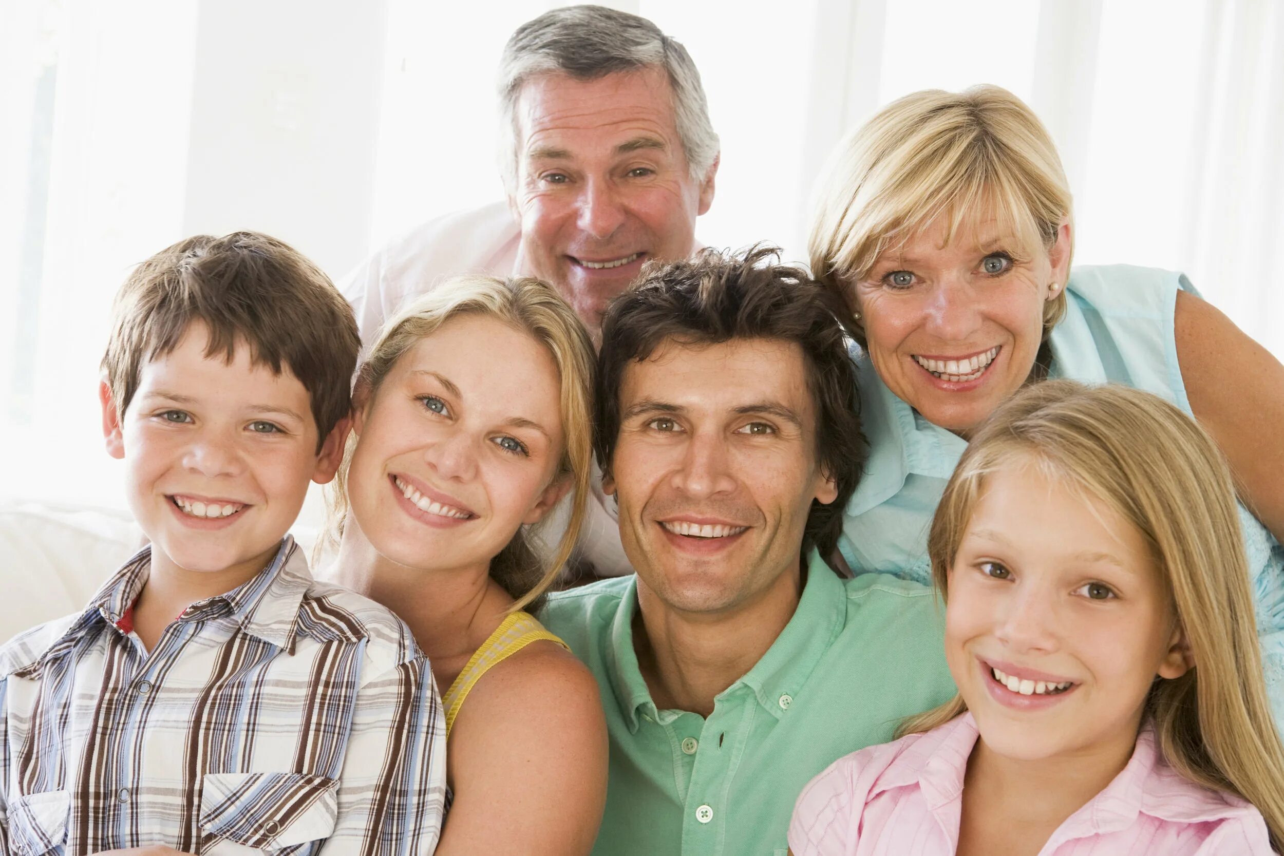 Портрет счастливой семьи. Семья улыбается. Человек улыбается с семьей. Счастливая семья улыбается.