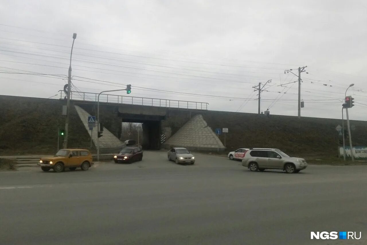 пешеходный переход на разделительной полосе. шафировский мост. развязка машкинское шоссе ленинградка. 11 апреля перекрывают зсд. съезд с цкад на новорязанское шоссе.