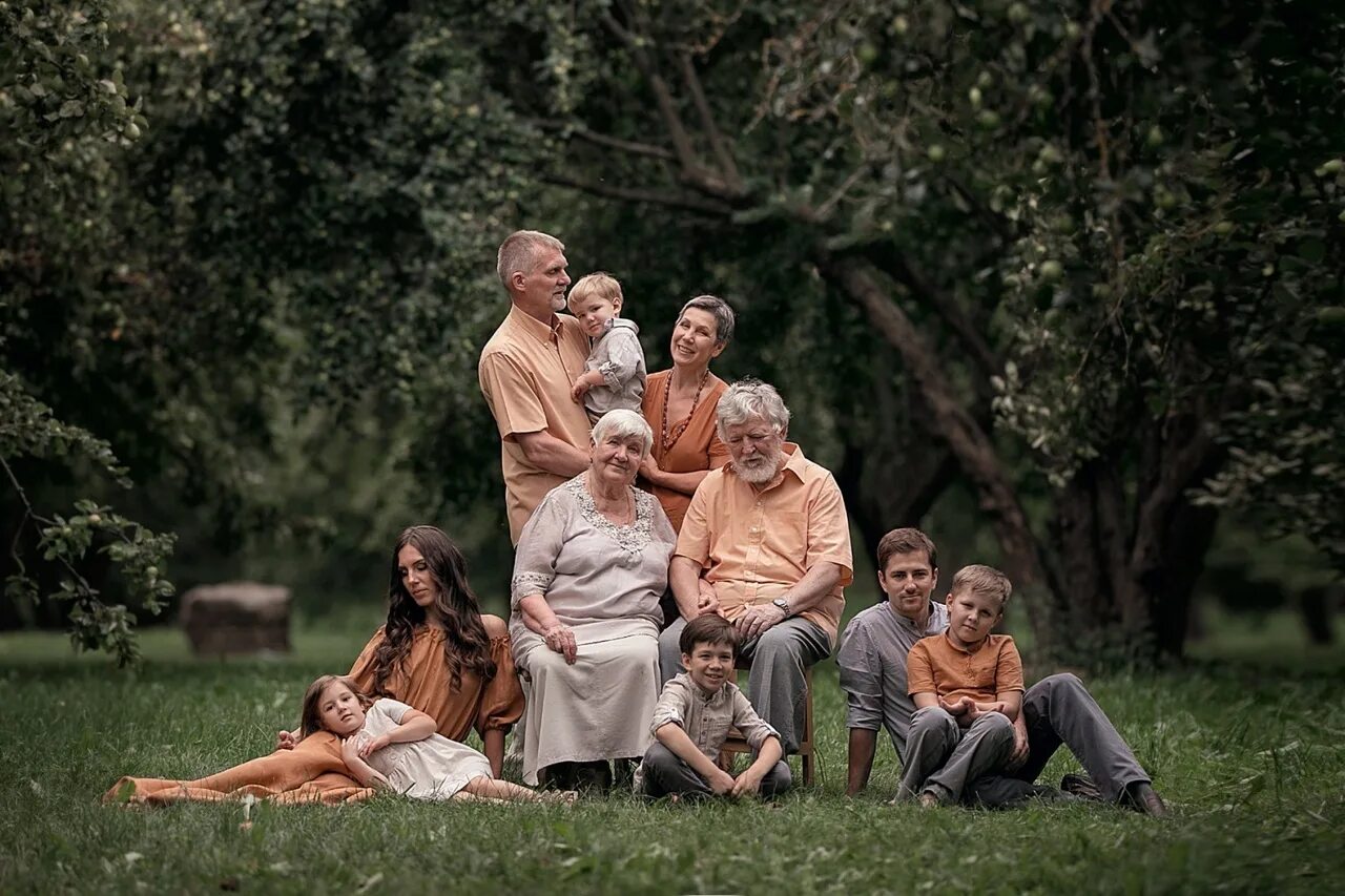 Родственник 4 поколения. Настя Околот фотограф. Династия Околот. Семейная фотосессия на природе. Фотосессия семьи на природе.