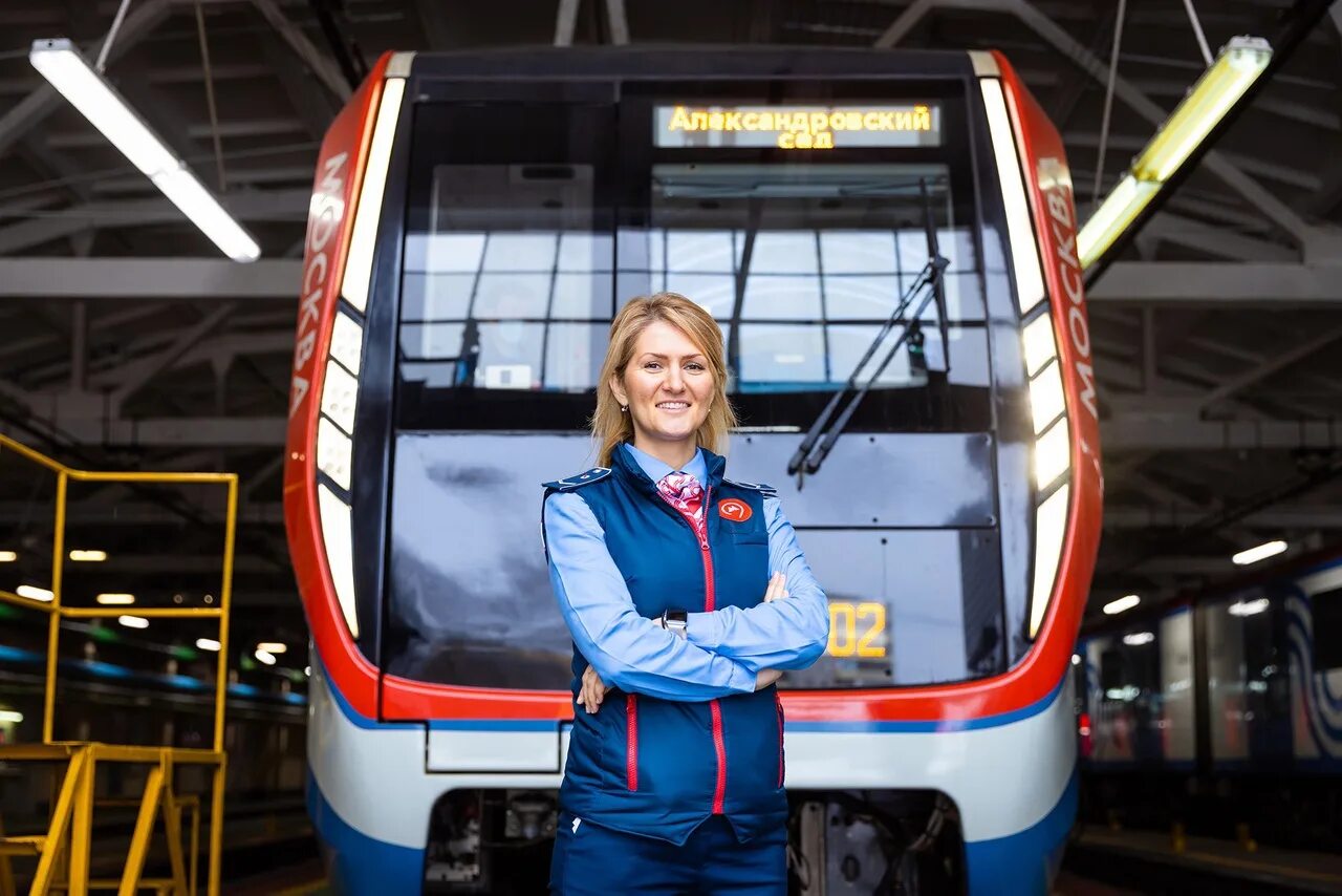 Девушки машинисты метро. Форма машиниста метрополитена москвы. Гуп московский метрополитен реклама. Работа московский транспорт. Машинист отмечает пятницу.