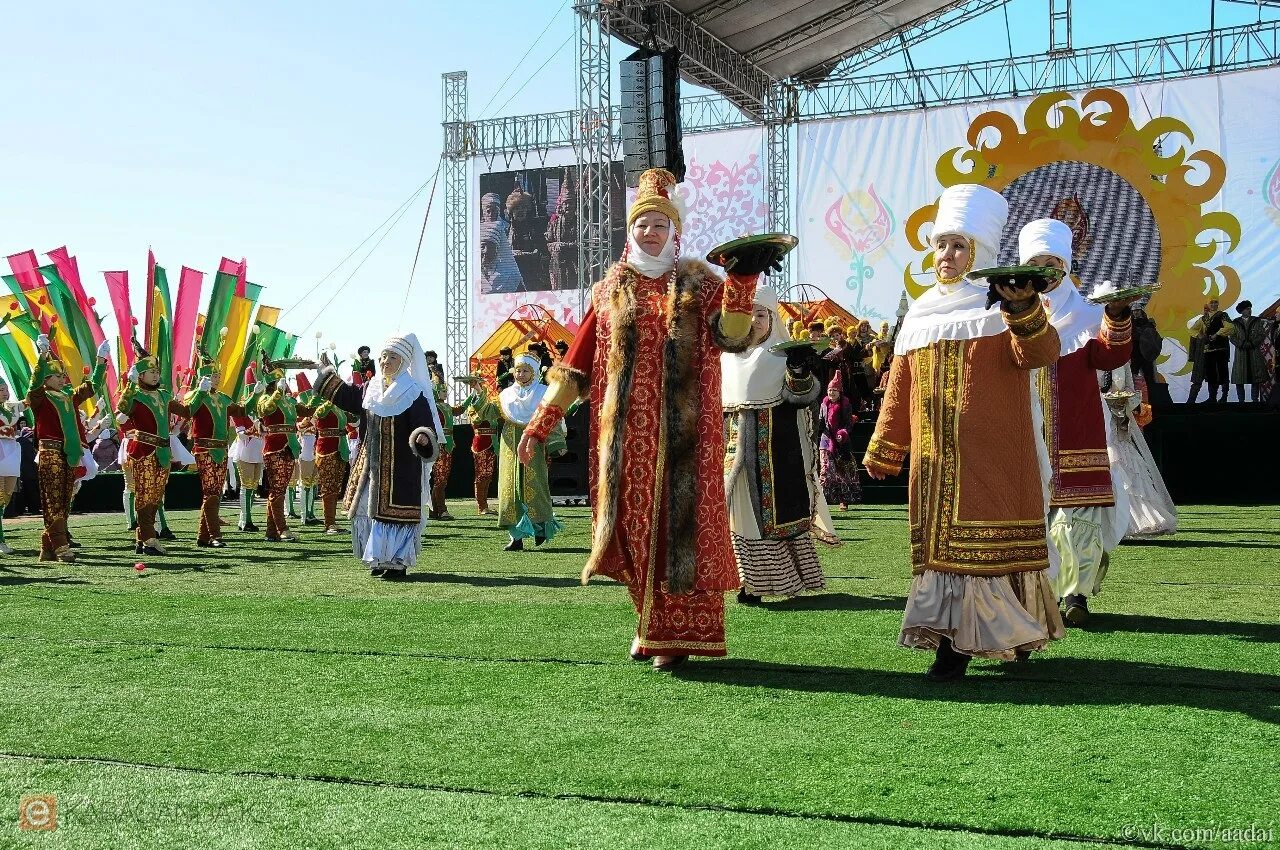 традиции кыргызстана нооруз. қош келдің әз наурыз. кош келдин наурыз. стол на наурыз. празднование наурыза в казахстане.