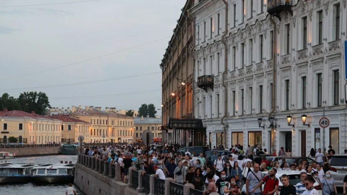 Экскурсия по местам достоевского в санкт-петербурге. Спб реалии. Санкт-петербург кирпичный переулок двор. Кокушкин мост в санкт-петербурге. Зимний питер.
