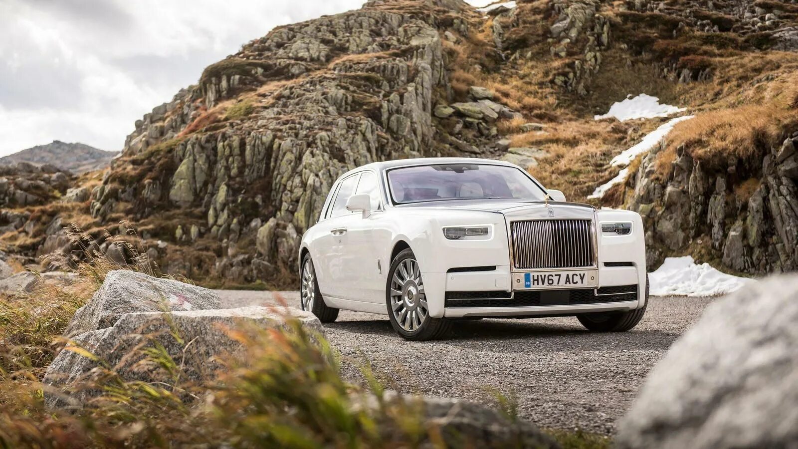 Белый роллс ройс. Rolls Royce Phantom 2000. Rolls Royce Phantom 2019. Rolls Royce Phantom белый. Rolls Royce Phantom 2020 White.