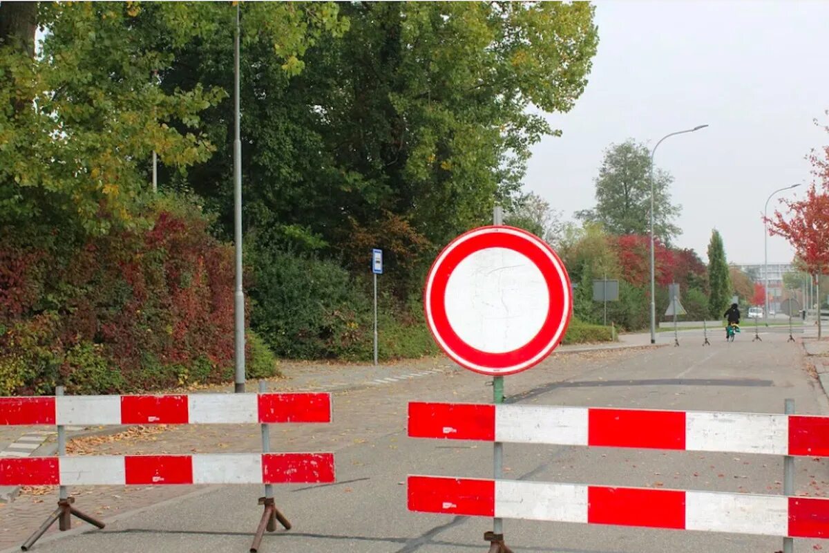 Перекрытие дороги. Знак движение запрещено на дороге. Знак перекрытия дороги. Дорожные знаки фото.