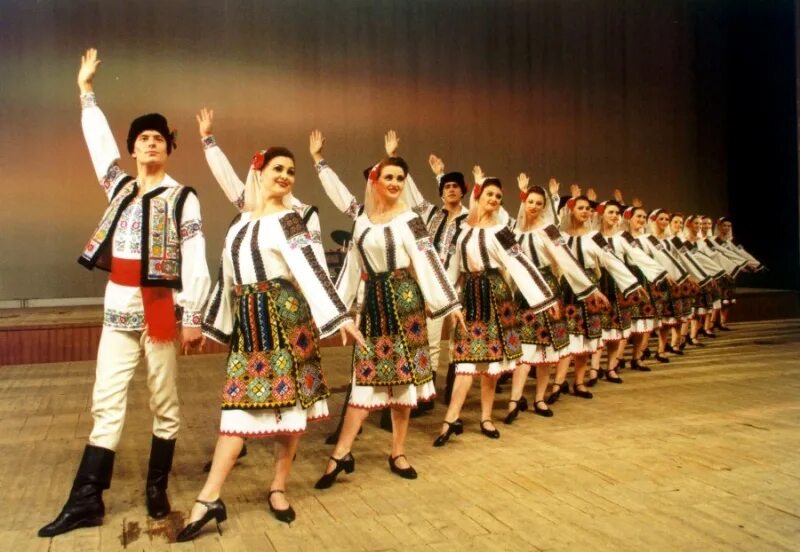 Молдаване как правильно. Молдовеняска молдавский народный танец. Национальные танцы Молдавии. Молдавский национальный костюм. Молдавский народный костюм.