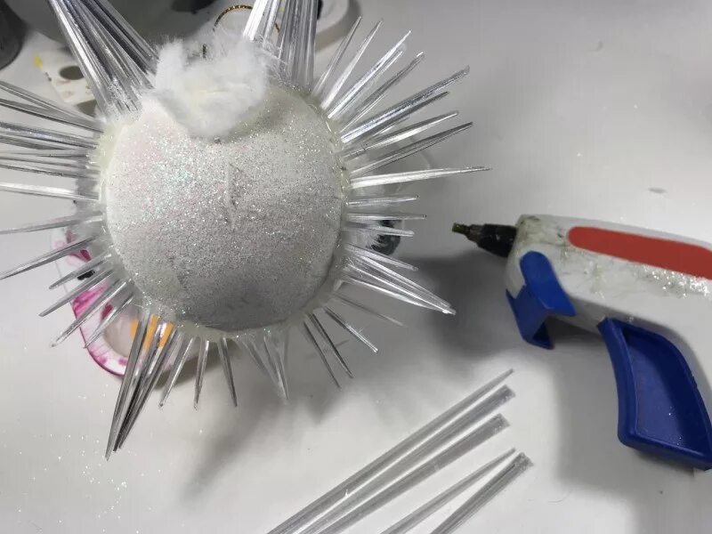 Какую игрушку из клея. Елочные игрушки из клеевого пистолета. елочные игрушки клеевым пистолетом. поделки с клеевым пистолетом. поделки из клея пистолета.