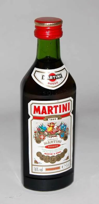 Я шел с бутылкой мартини песня. Мартини Россо 0,05. Martini Rossi Вермут этикетка. Martini Rossi 1980. Бутылки мартини Росси 1900 год.