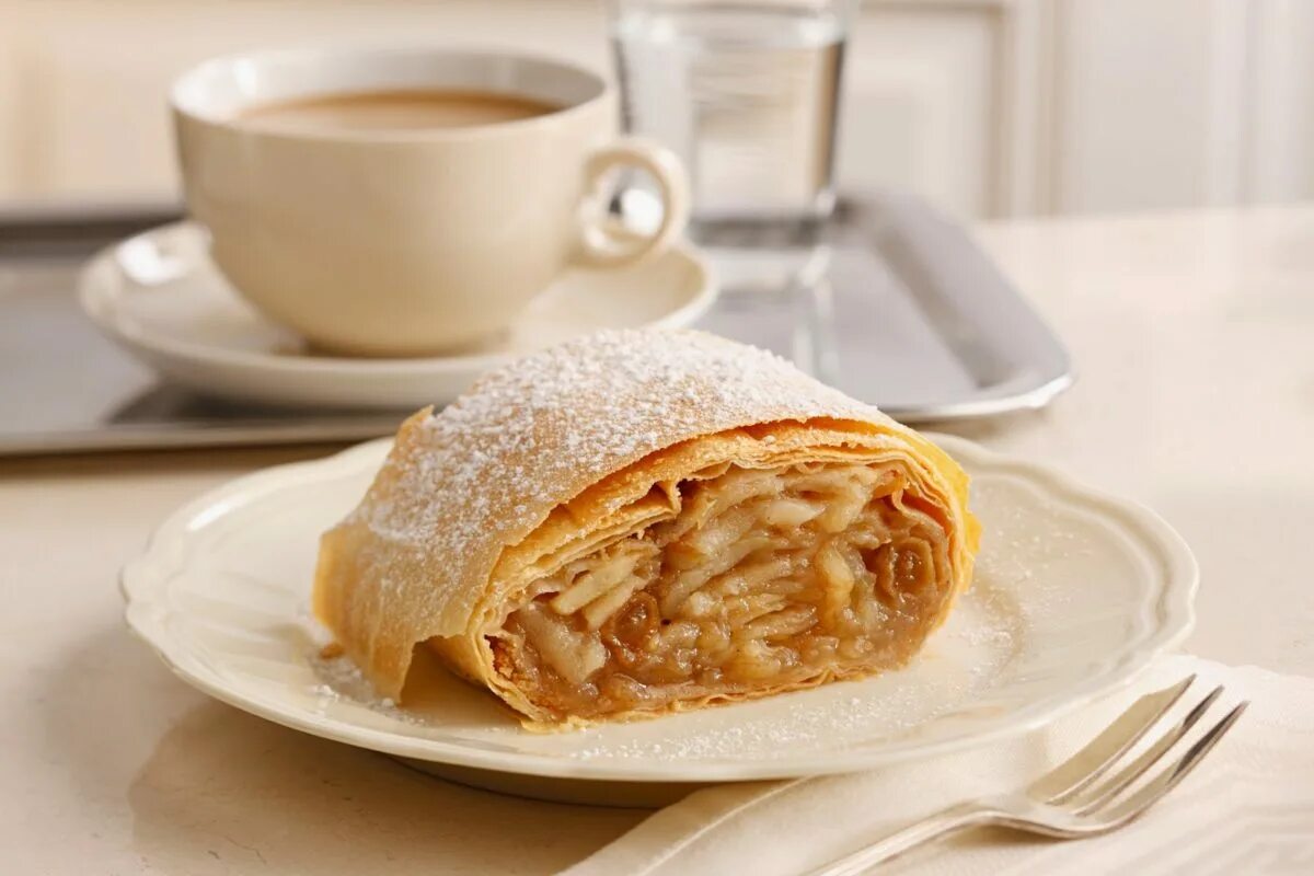 Рецепт классического слоеного теста с фото. Яблочный штрудель (Apfelstrudel). Венский штрудель Австрия. Классический яблочный Венский штрудель. Венский апфельштрудель.