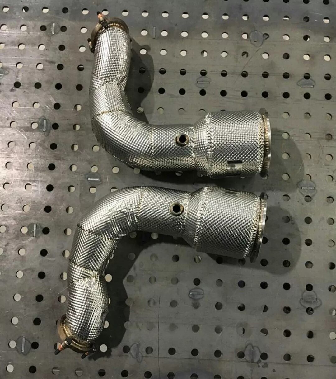 Термоэкран глушителя. Термоэкран алюминиевый универсальный. термоэкран турбины mitsubishi l200 2008 год. термоэкран для автомобиля. термоэкран для даунпайпа.