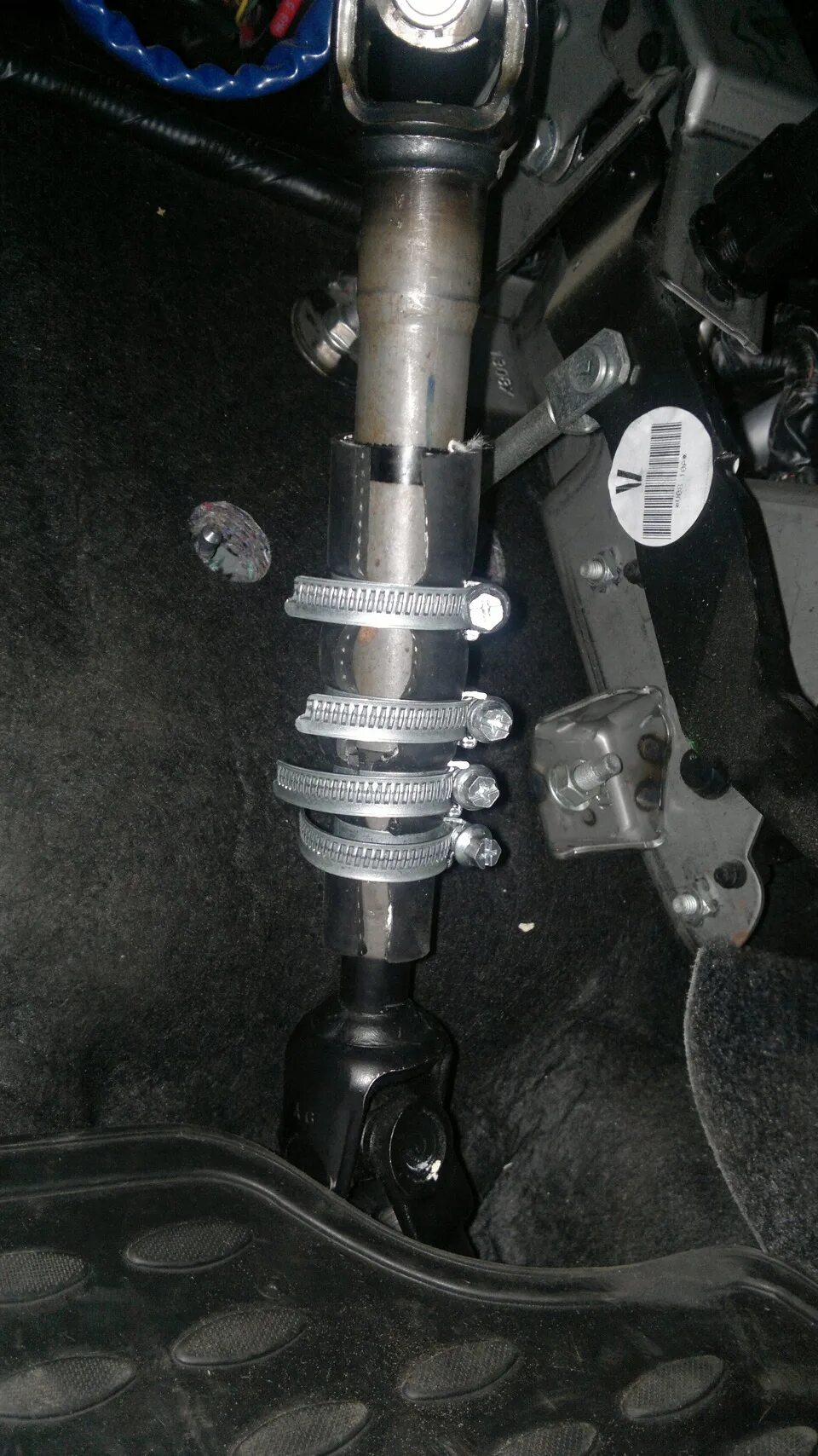 Рулевой вал солярис 2. Эур аркана. Хомут на рулевой вал ниссан кашкай j10. Стук в руле. Рулевая колонка хендай солярис.