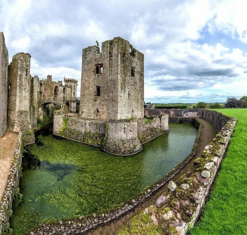 Замок Раглан (Raglan Castle), Уэльс, графство Монмутшир, Великобритания. Замок Лланстефан Уэльс. Графства Уэльса. Замок Пембрук донжон реконструкция.