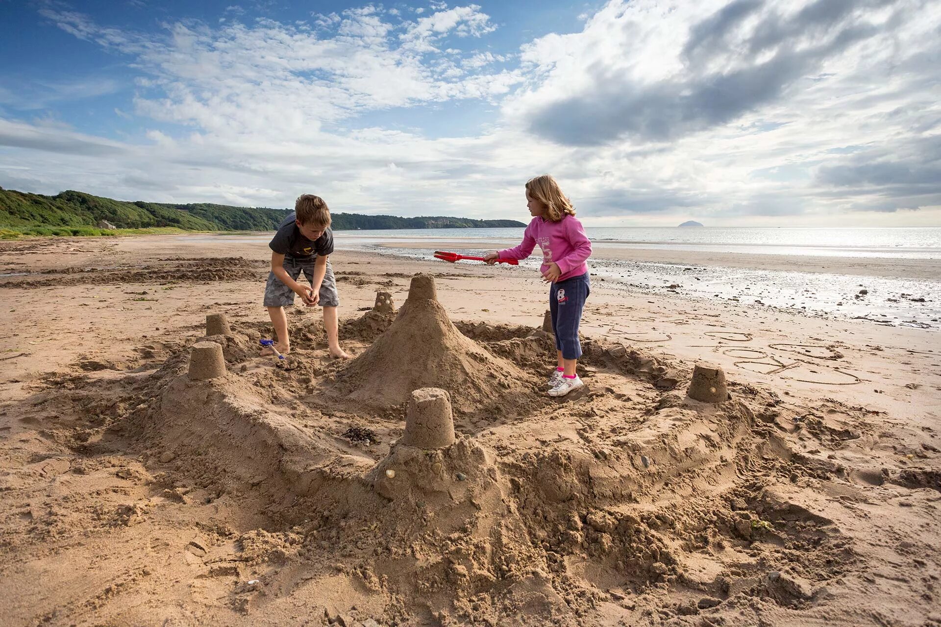 Drive a car make a sandcastle. Замки из песка для детей. Песочный замок. Домик из песка. Дети строят замок из песка.