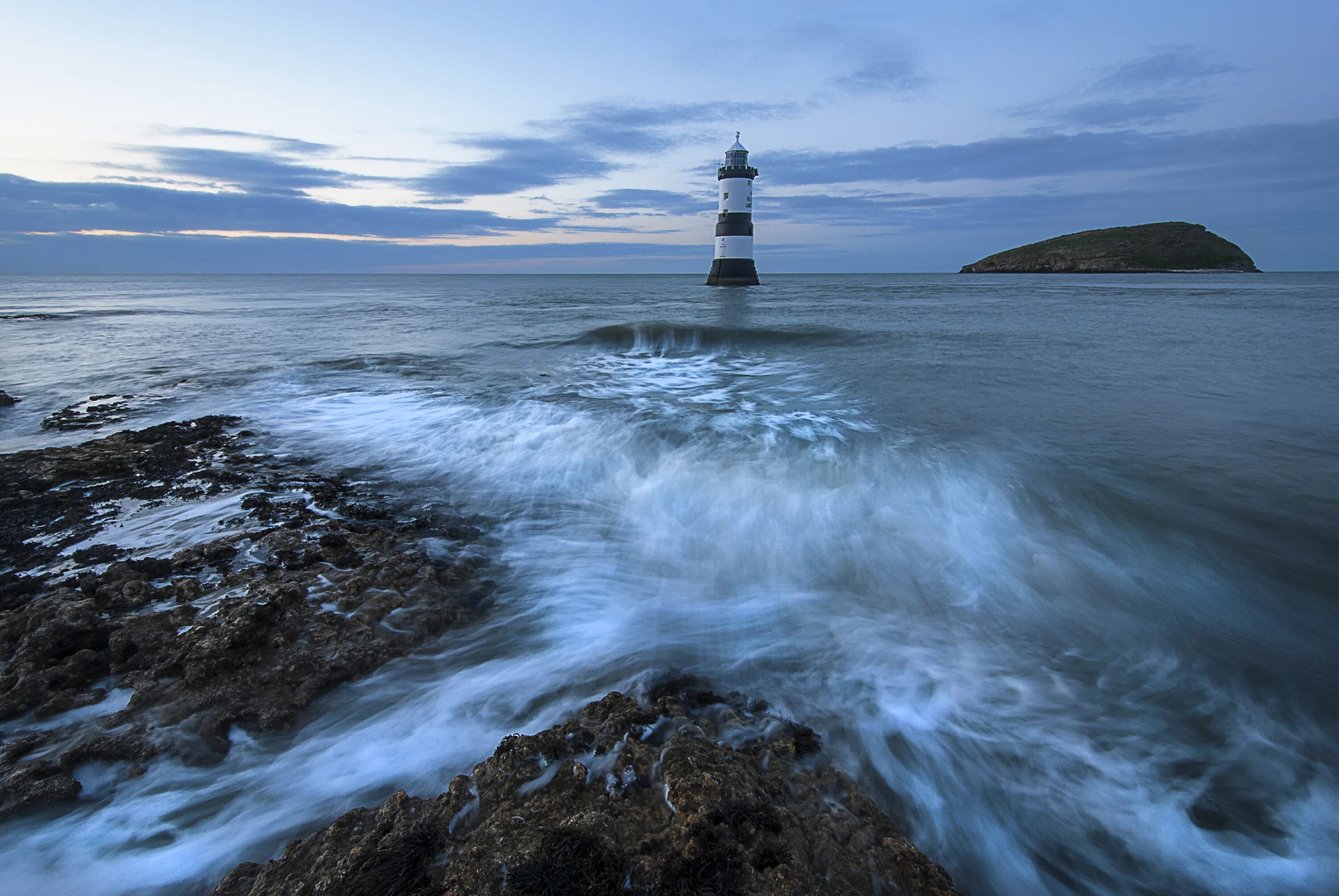 Маяк Великобритании Anglesey. Атлантический океан Великобритания. Остров Англси Маяк. Маяк Анива. Моря английского океана