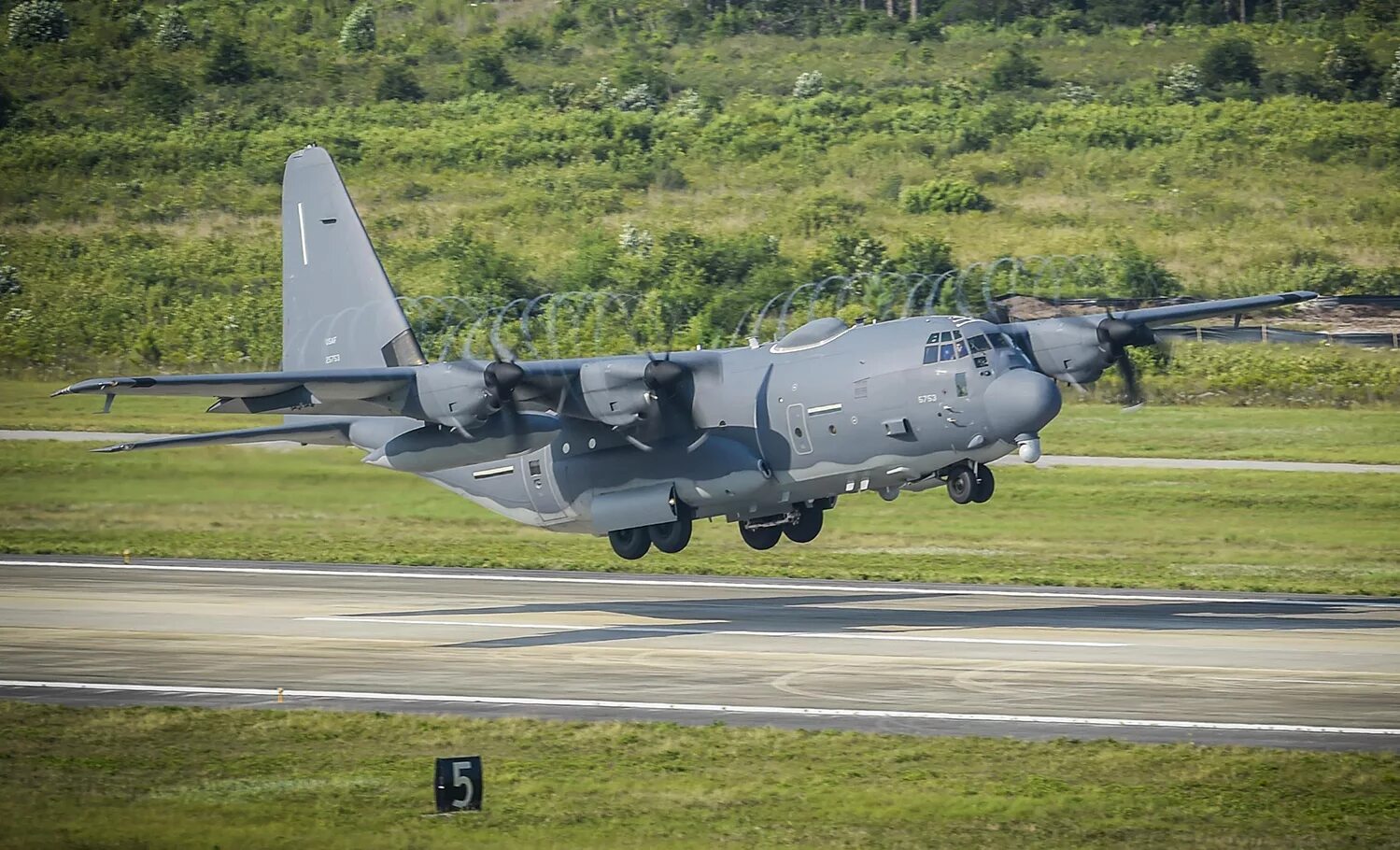 Ac 130j. АС-130 Gunship. «Ганшип» АС-130 «спектр». Летающая батарея AC-130.