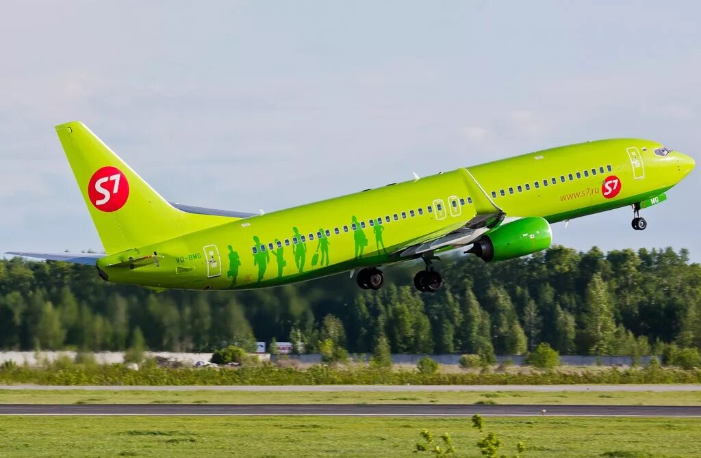 S7 airlines москва. Трап самолета s7. S7. Самолет Севен 7. Зелёный самолёт s7.