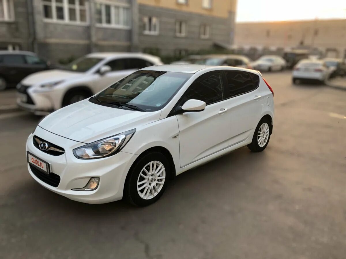 Хендай Солярис 2011 белый. Белый Hyundai Solaris, 2011. Hyundai Solaris 2011 Hatchback. Hyundai Solaris 2011 хэтчбек.