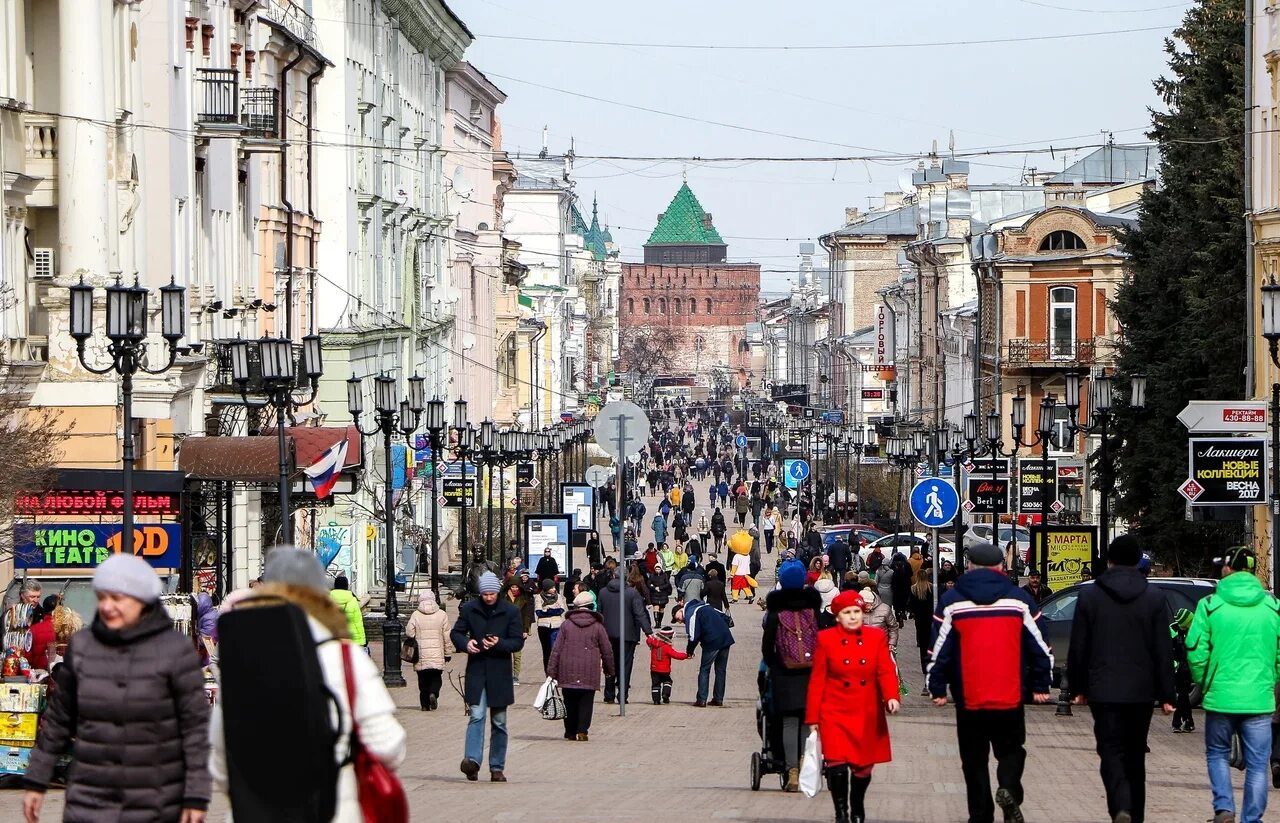 Население нижнего новгорода области. Нижний Новгород население. Люди в Нижнем Новгороде большая Покровская. Нижегородец Нижний Новгород. Весенняя Покровка Нижний Новгород.