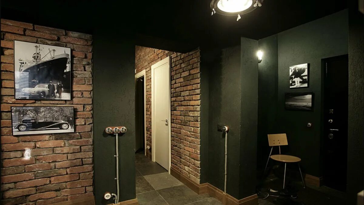 Покраше ая стена. Электрощиток лофт. Черный кирпич в коридоре. Прихожая лофт с кирпичной стеной. Коридор в стиле лофт с кирпичной стеной.