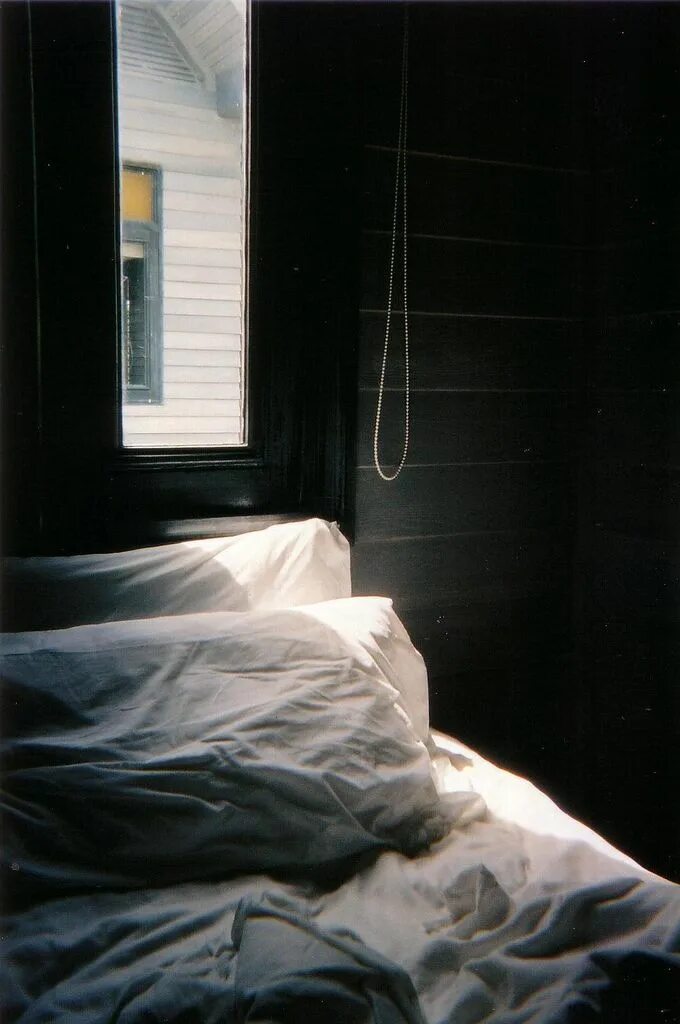 Неубранная кровать. Комната с зашторенными окнами Эстетика. Неубранная постель окно Манхэттен. Мелатониновые окна для сна.