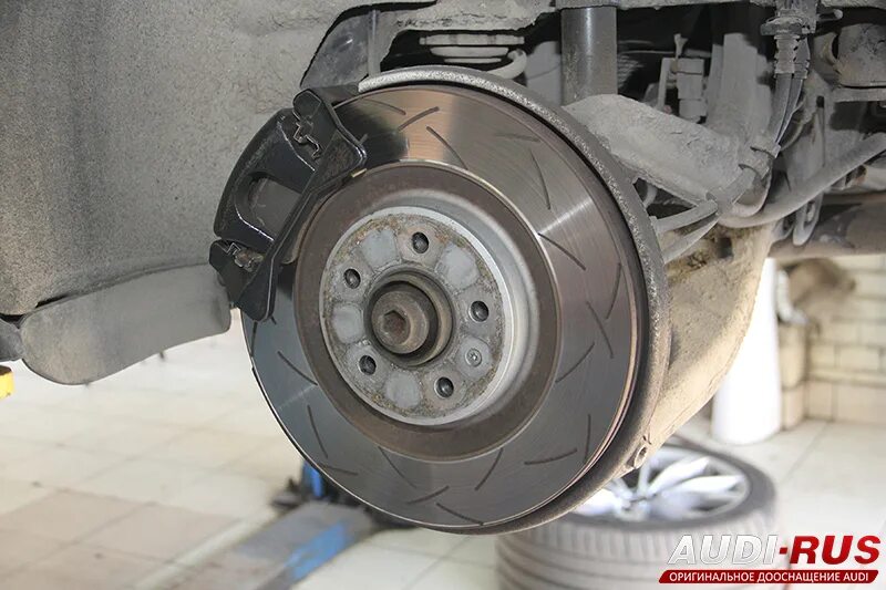 Замена тормозных дисков шкода а5. Датчик износа колодок audi a5 b9. ауди а7 замена задних колодок. замена тормозной системы на ауди q3 2012. замена задних колодок ауди а5 с электро ручником.