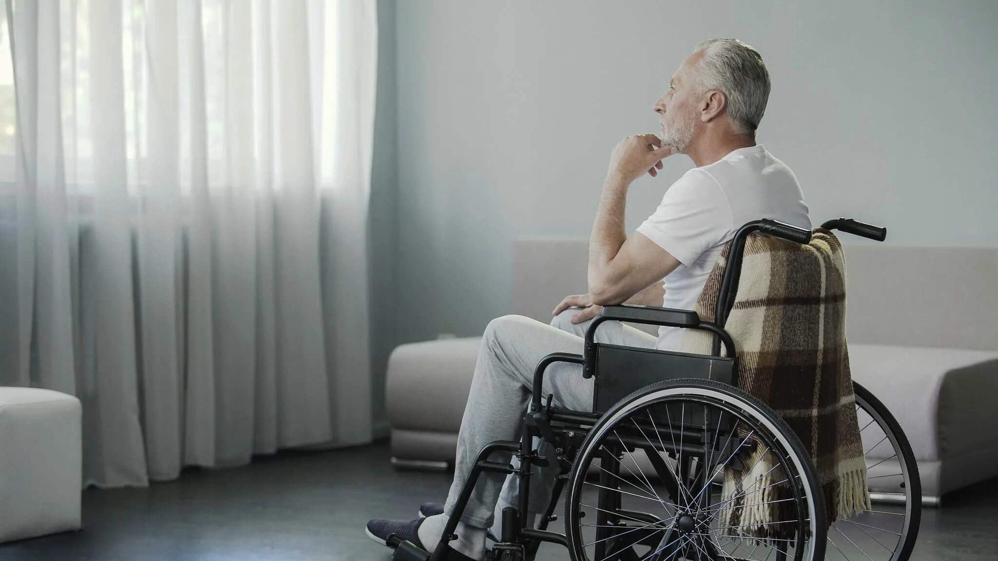 Каким то дряхлым инвалидом. Пожилой мужчина в инвалидной коляске. Кресло для инвалидов. Пациент на коляске. Одинокий инвалид.