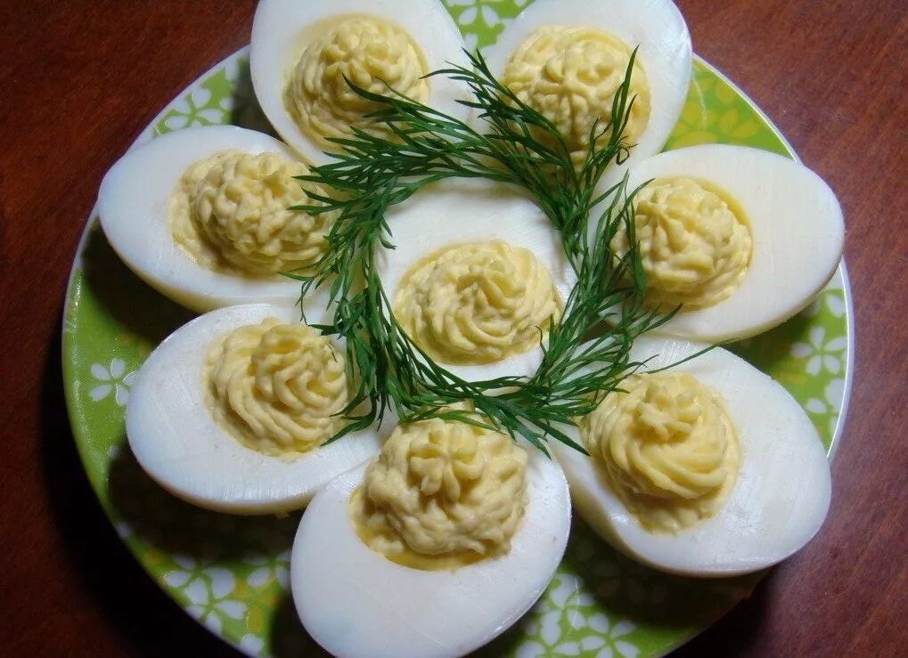 Яйца фаршированные с чесноком и майонезом с желтком. Украшение фаршированных яиц. Фаршированные яйца на новый год. Фаршированные яйца с чесноком и майонезом. Что можно приготовить яйца лук