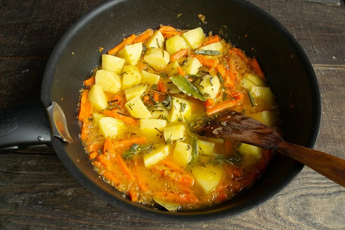Потушить картошку с мясом в сковороде. Тушеная картошка с морковью и луком. Картошка лук морковь. Тушеная картошка с луком и морковью на сковороде. Картошка морковка лук.