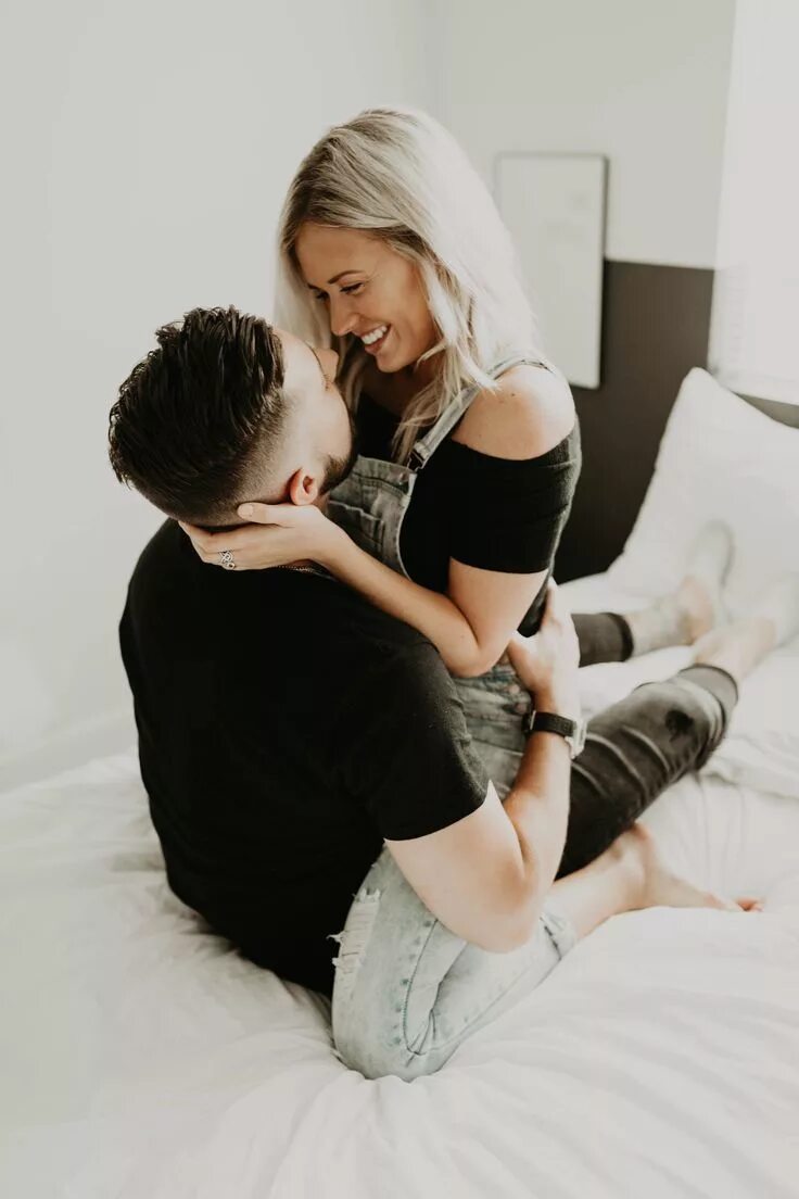 Couple home video. Couple home video. Страстные объятия в постели. Красивые девушки в позе 69. Фотосессия в квартире пара.