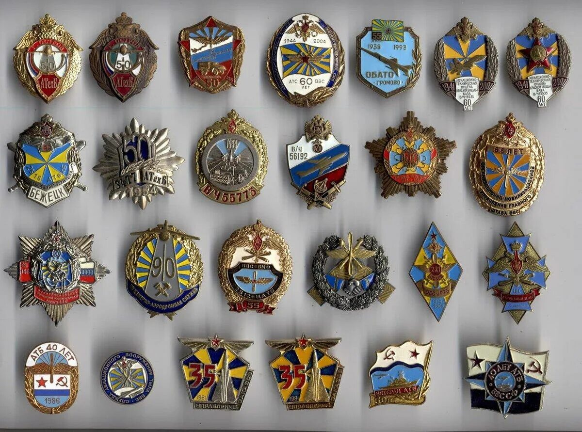 Коллекционер значков. Значки ивановских фалеристов. Фалерист. Фалерист. Фалеристика хобби.