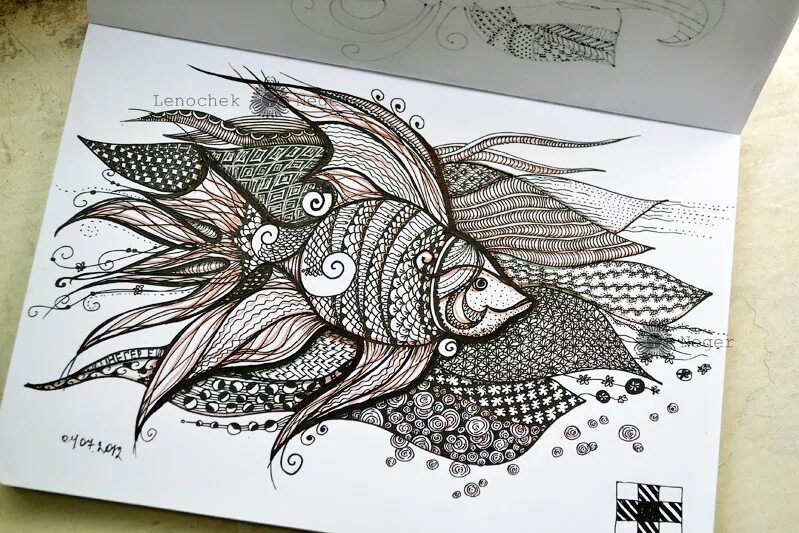 Стилизованное изображение рыбы. Рыбка гелевой ручкой. Рисунки чёрной гелевой ручкой. Рисование гелиевой ручкойдля детей.