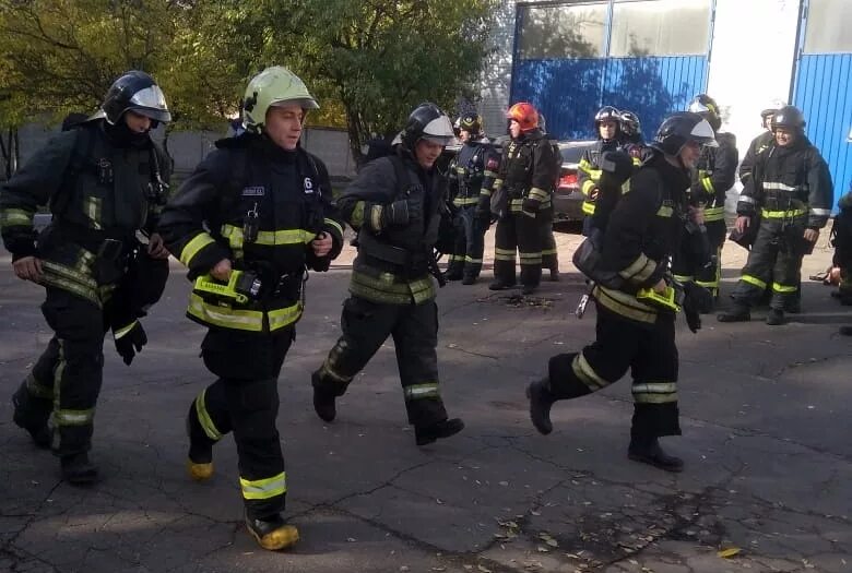 пожарно-строевая подготовка. специальная подготовка пожарных. пожарно строевая подготовка пожарных. учеба пожарных. пожарно-строевая подготовка в подразделениях пожарной охраны.