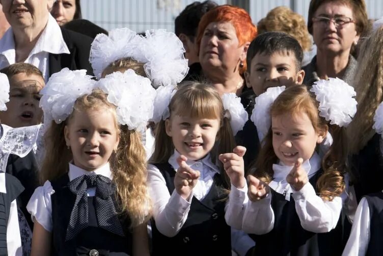 Идут ли дети в школу сегодня тюмень. Первоклассники в классе в тюменской школе. школа 8 тюмень. день знаний в тюмени. школа 5 тюмень.