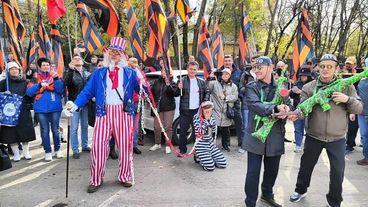 Митинг в Америке. Жители Москвы. Митинг за Россию. Митинг в Москве.