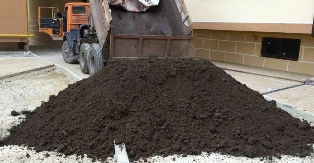 Плодородная земля. Кусковой торф. Тонна чернозема. Чернозем. Чернозём камаз 20.