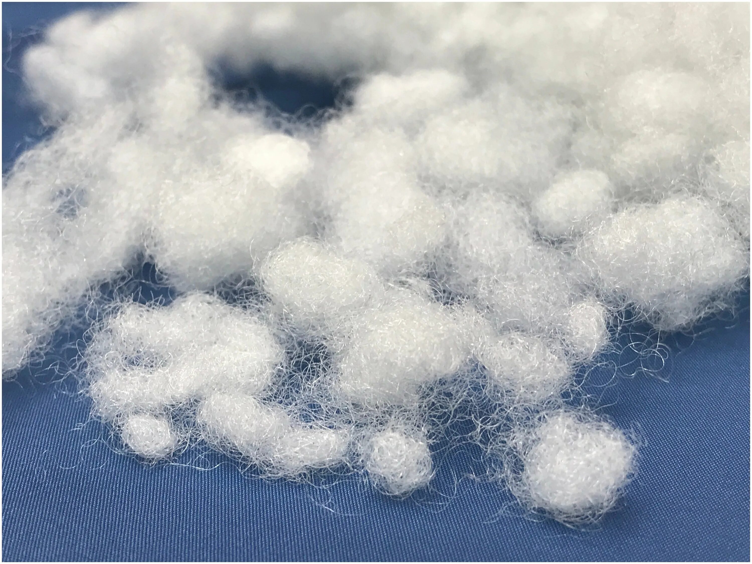 Холлофайбер наполнитель в пуховике. Полиэфирное волокно наполнитель. Тинсулейт холлофайбер синтепух. Холлофайбер супемягкий. Одеяло comforel dupont.