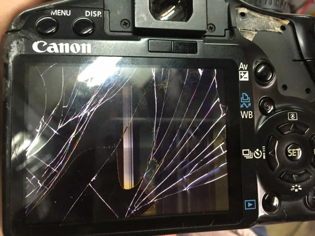 Разбил камеру. Дисплей для Canon EOS 500d треснул. Разбитый фотоаппарат. Разбитый фотоаппарат Canon. Поломанный фотоаппарат.