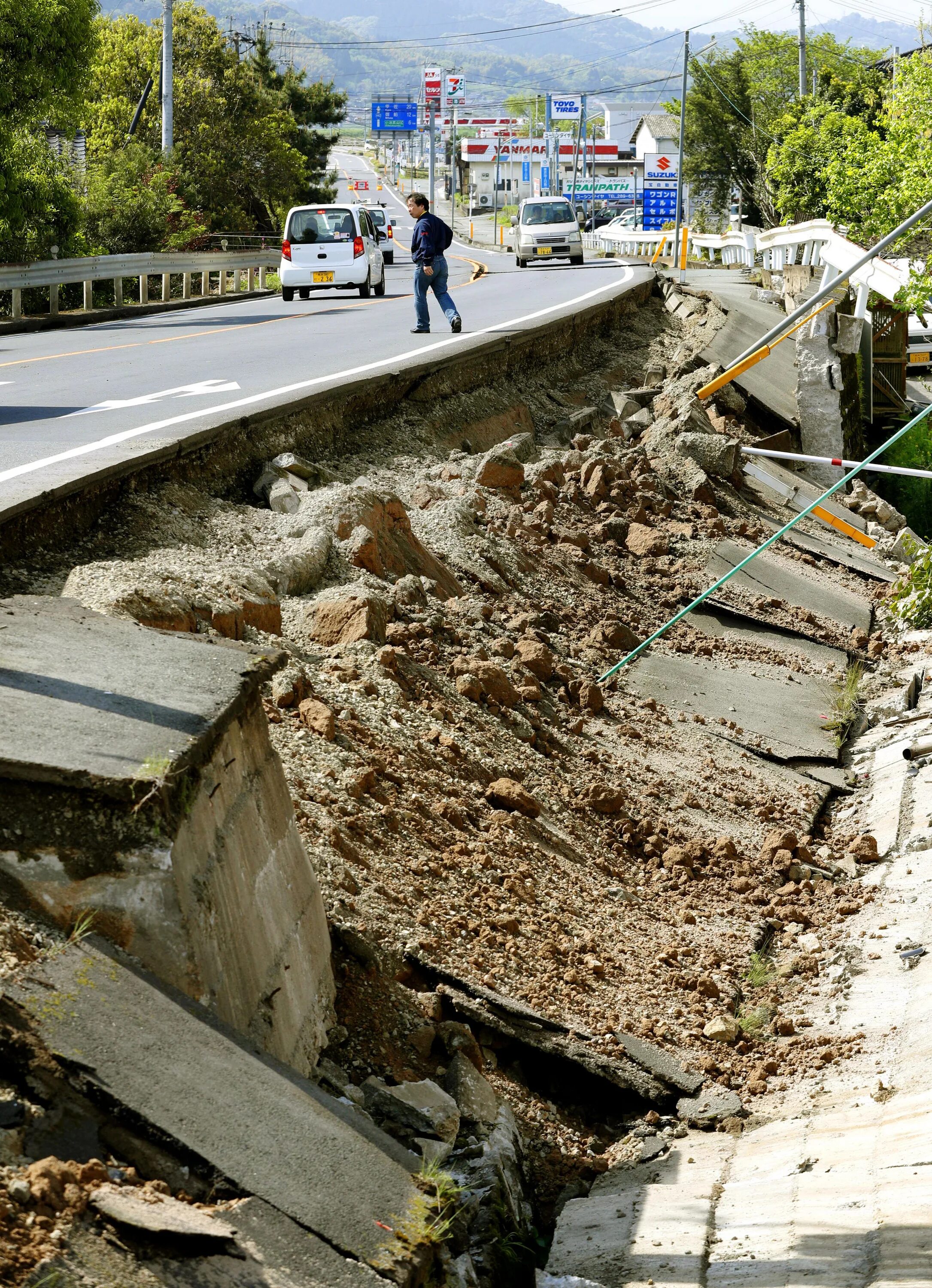 Маленькое землетрясение. Землетрясение в Кумамото. Землетрясение фото. Локальное землетрясение. Как выглядит землетрясение.