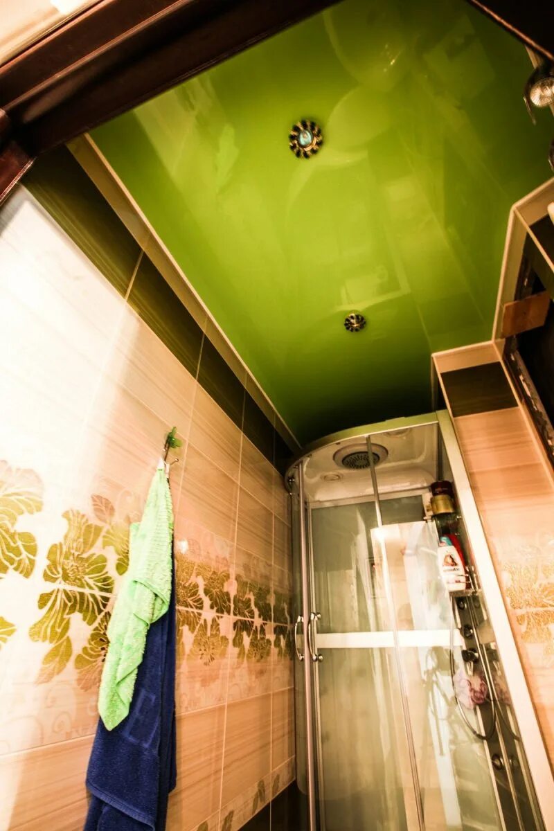 Потолок в ванной. Цветной потолок в ванной. Цветные натяжные потолки. Натяжной потолок в туалете. Фото потолка в туалете