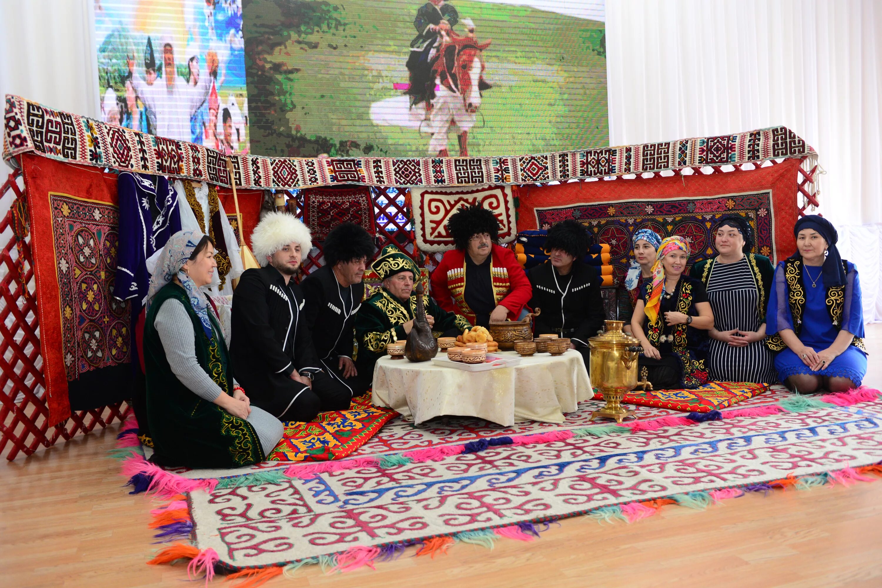 Kazakh traditional. Казахские традиции. Традиции народов Казахстана. Казахские традиции и обычаи. Традиции и обычаи казахского народа.