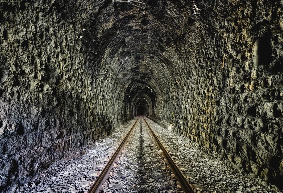 Перед входом в тоннель пассажирского поезда. Железнодорожный тоннель Гагра. ЖД тоннель Абхазия. Тоннель Эшера Абхазия. Тоннель Гагра ЖД вокзал.