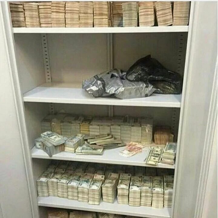 Откуда достать деньги. Деньги в шкафу. полный шкаф денег. шкаф с деньгами внутри. сейф с деньгами.