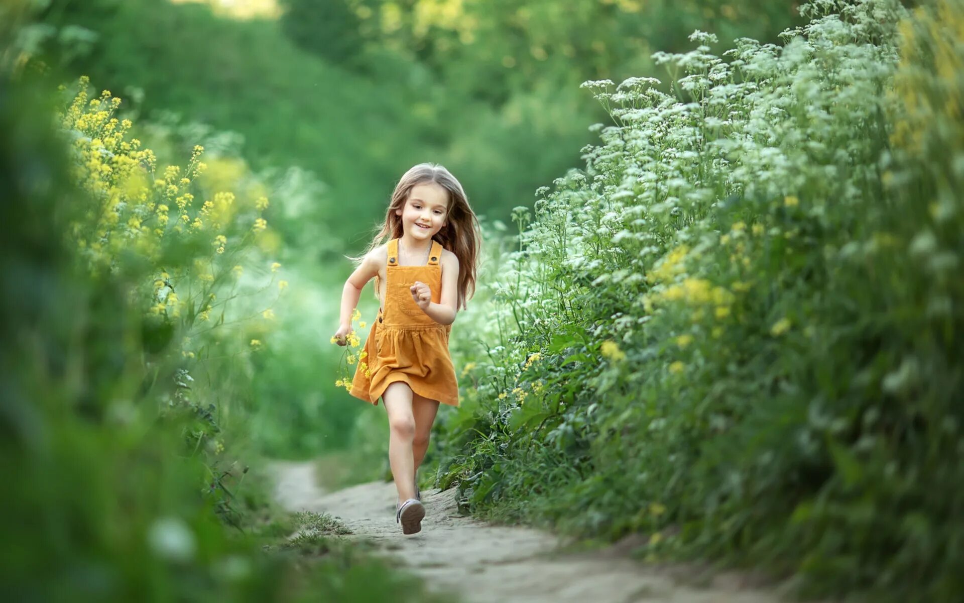 Тропы детства. Девочка бежит по траве. Тропинка в лесу. Детство. Тропы детства.