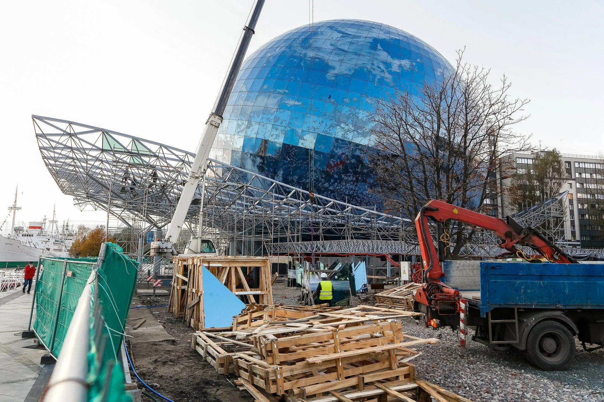 Музей шаров в москве 2024. Музей мирового океан Планета шар Калининград. Музей мирового океана в Калининграде. Шар-Глобус музея мирового океана. Г. Калининград. Музей мирового океана новый корпус шар.