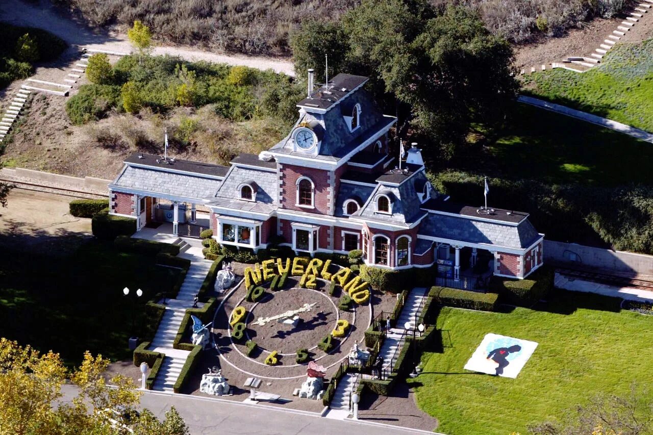 Ранчо майкла джексона neverland. Ранчо неверленд. Дом майкла джексона неверленд сейчас. Поместье неверленд майкла джексона. Поместье майкла джексона.