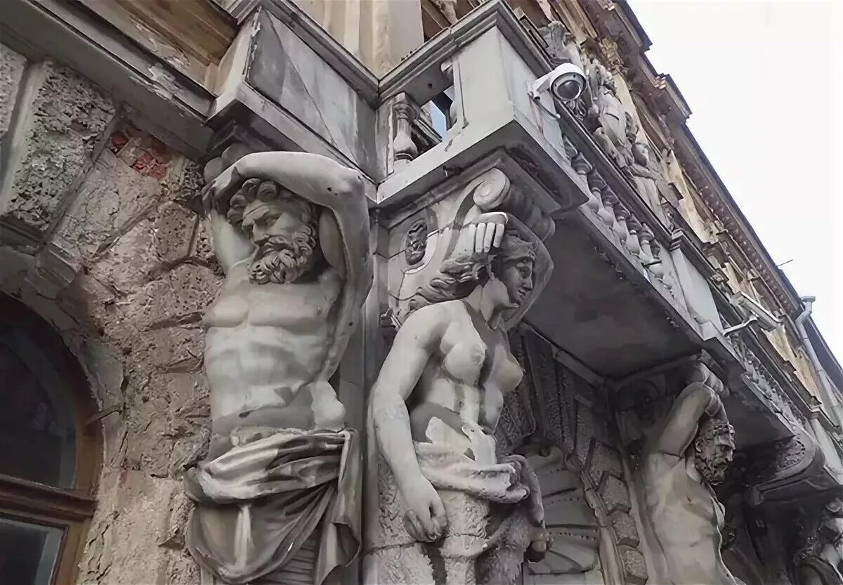 Скульптуры на зданиях