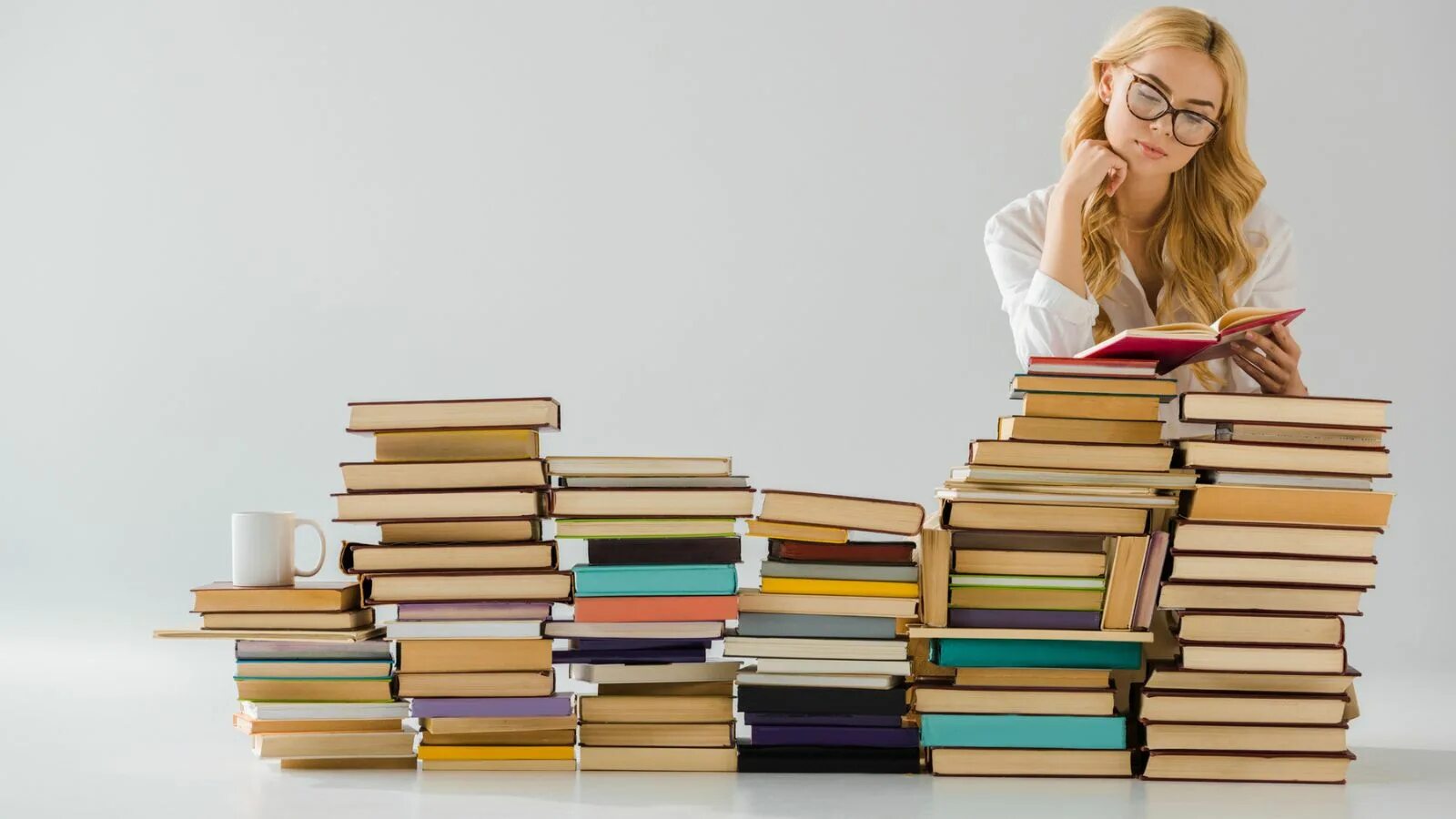 Дама в очках книга. Stock image books.