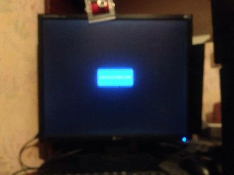 Монитор работает но черный экран. Не загорается монитор при включении компьютера. почему не включается монитор при включении компьютера. причина не включения монитора при включении компьютера. включенный монитор от компьютера.