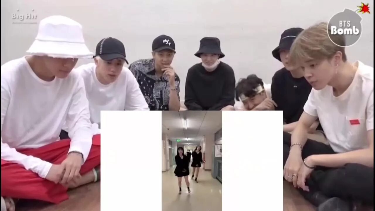 Бтс торс. Бтс смотрят тик ток. Тик ток бтс 2021. Реакция бтс на клипы время и стекло. Bts тик ток.